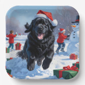 Neufundland läuft im Schnee mit Weihnachtshut Pappteller (Vorderseite)