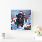 Neufundland läuft im Schnee mit Weihnachtshut Quadratische Wanduhr (Zuhause)