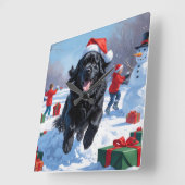 Neufundland läuft im Schnee mit Weihnachtshut Quadratische Wanduhr (Winkel)