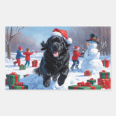 Neufundland läuft im Schnee mit Weihnachtshut Rechteckiger Aufkleber (Vorderseite)