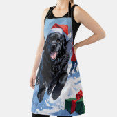 Neufundland läuft im Schnee mit Weihnachtshut Schürze (InSitu)