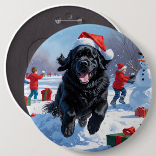 Neufundländer läuft im Schnee mit Weihnachtsmütze Button