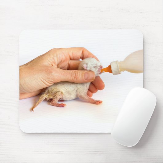 Neugeborene sind mit Milchflasche gefüttert.JPG Mousepad (Mit Mouse)