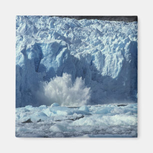 Neugeborener Eisberg platscht in kalte Gewässer Magnet