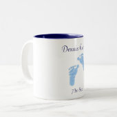 Neugeborener füttert Kaffeetasse (Vorderseite Links)