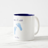 Neugeborener füttert Kaffeetasse (VorderseiteRechts)