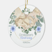 Neugeborener schlafend in Händen Eukalyptus Keramik Ornament (Links)