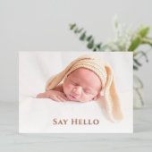 Neugeborenes Custom Foto Niedlich Simple Hello Bab Folieneinladung (Stehend vorne)