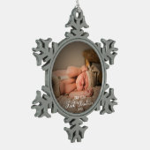 Neugeborenes First Christmas Custom Foto Schneeflocken Zinn-Ornament (Links)