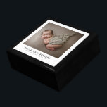 Neugeborenes Foto Modernes Erinnerungskiste<br><div class="desc">Ein bezauberndes Foto für Neugeborene mit Babynamen und Geburtsstatistiken. Ersetzen Sie dieses Beispiel-Foto durch Ihr eigenes neues Baby-Foto. Tile oben lackierte Box mit Filz innen. Für Baby-Keepsakes oder andere kleine Gegenstände.</div>