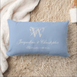 Neugezogenes Geschenk Chic Monogram-Namen Script K Lendenkissen<br><div class="desc">Neu verschienene Geschenkschick Monogram Personalisiert Bride and Groom Namen einfache elegante Script Soft duft blau und weiß Keepake Lumbar Kissen. Stilvolles personalisiertes, weiches, staubiges Blau mit dem hellgrauen Monogramm und extravagantem Schriftzeichen, aufgedruckt auf dem Lumbalkissen vorne und hinten. Chic klassische Schrift für den mit Monogramm Vornamen, die Namen der Braut...</div>