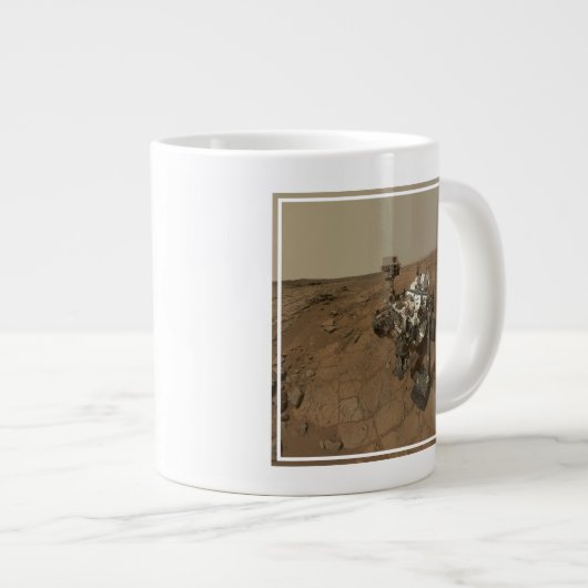 Neugier auf der Oberfläche der Mars. Jumbo-Tasse (Vorderseite Rechts)