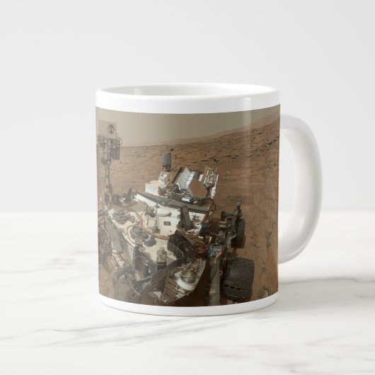 Neugier auf der Oberfläche der Mars. Jumbo-Tasse (Vorderseite Rechts)
