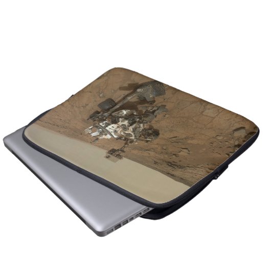 Neugier auf der Oberfläche der Mars. Laptopschutzhülle (Vorne Knopf)