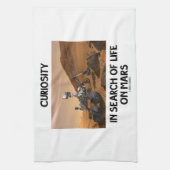 Neugier auf der Suche nach dem Leben auf Handtuch (Vertikal)