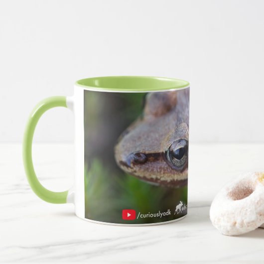 Neugierig Adirondack Frosch-Tasse Tasse (Mit Donut)