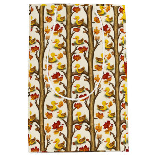 Neugierige Ducklings und Herbstleppmuster Mittlere Geschenktüte