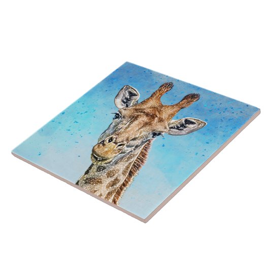 Neugierige Giraffe mit Blue Confetti Sky Fliese (Seite)