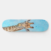 Neugierige Giraffe mit Blue Confetti Sky Skateboard (Horizontal)