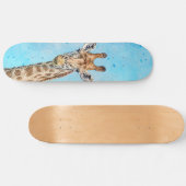 Neugierige Giraffe mit Blue Confetti Sky Skateboard (Horizontal)
