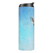 Neugierige Giraffe mit Blue Confetti Sky Thermosbecher (Nach links gedreht)