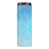 Neugierige Giraffe mit Blue Confetti Sky Thermosbecher (Rückseite)