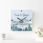 Neugierige Hochzeiten der Rustikalen Wald Square W Quadratische Wanduhr (Zuhause)