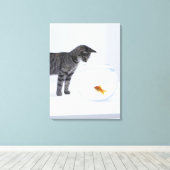 Neugierige Katze, die Goldfische in der Fischschal Leinwanddruck (Insitu (Holzboden))