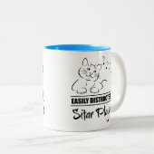 Neugierige Katze, die von Sitar-Spielern leicht ab Zweifarbige Tasse (VorderseiteRechts)