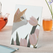 Neugierige Katze Frühlingsblumen Sockelschild (In Situ)