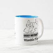 Neugierige Katze, leicht abgelenkt von Mandolin-Sp Zweifarbige Tasse (VorderseiteRechts)