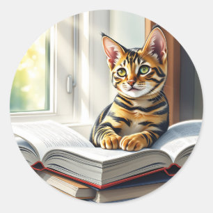 Neugierige Katze und Bücher Runder Aufkleber