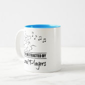 Neugierige Katze von Sarod Players leicht abgelenk Zweifarbige Tasse (Vorderseite Links)
