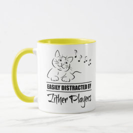 Neugierige Katze von Zither-Spielern leicht abgele Tasse