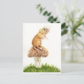 Neugierige kleine Maus auf der Pilzpostkarte Postkarte (Stehend Vorderseite)