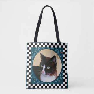 Neugierige Miezekatze-Katze aufpassende Tasche