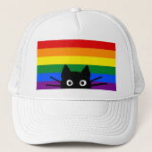 Neugierige schwarze Katze mit Regenbogenflagge Truckerkappe (Vorderseite)