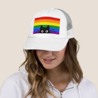 Neugierige schwarze Katze mit Regenbogenflagge