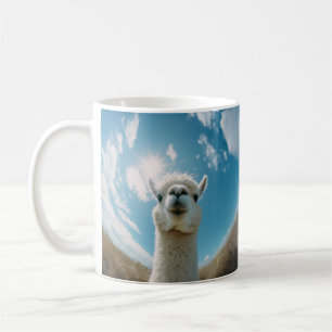 Neugieriger Alpaca unter der Sonne Kaffeetasse