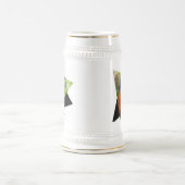 Neugieriger amerikanischer Robin Songbird im Gras Bierglas (Mittel)