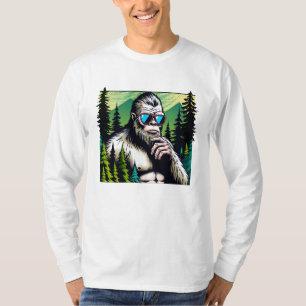 Neugieriger Bigfoot mit Sonnenbrille Verstecken in T-Shirt