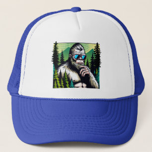 Neugieriger Bigfoot mit Sonnenbrille Verstecken in Truckerkappe