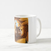 Neugieriger Chipmunk-Ping durch gegessen Sonnenblu Kaffeetasse (VorderseiteRechts)