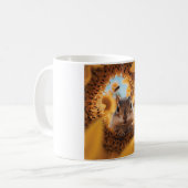 Neugieriger Chipmunk-Ping durch gegessen Sonnenblu Kaffeetasse (Vorderseite Links)