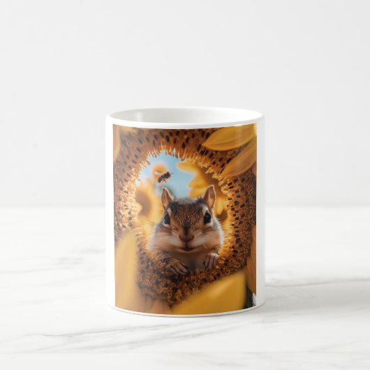 Neugieriger Chipmunk-Ping durch gegessen Sonnenblu Kaffeetasse (Mittel)