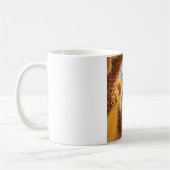 Neugieriger Chipmunk-Ping durch gegessen Sonnenblu Kaffeetasse (Links)