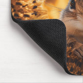 Neugieriger Chipmunk-Ping durch gegessen Sonnenblu Mousepad (Ecke)