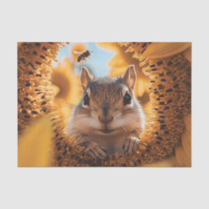 Neugieriger Chipmunk-Ping durch gegessen Sonnenblu Seidenpapier