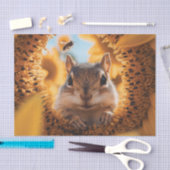 Neugieriger Chipmunk-Ping durch gegessen Sonnenblu Seidenpapier (Handwerk)
