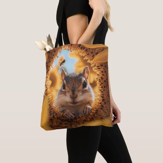 Neugieriger Chipmunk-Ping durch gegessen Sonnenblu Tasche (Von Nahem)